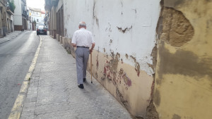 <p>Un hombre camina por una calle de Sevilla.</p>