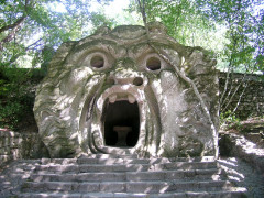 <p>Gruta del Orco en el parque Bomarzo.</p>