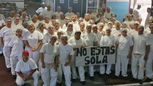 <p>Trabajadoras y trabajadores de Kraft en Argentina durante el paro en apoyo a una compañera que había sufrido violencia de género.</p>