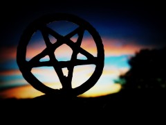 <p>Una estrella de cinco puntas o pentáculo, símbolo del culto wicca. Foto de _Yasmin (Flickr). CC-BY-ND 2.0.</p>