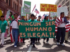<p>Miembros de <em>South Central Farm</em> manifestándose a favor de los derechos civiles de migrantes <br /> y descendientes de estos en Los Ángeles (California), 1 de mayo de 2006.</p>