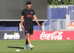 <p>Diego Pablo Simeone durante una sesión de entrenamiento al inicio de la temporada.</p>