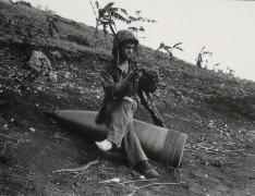 <p>Un marine descansa sobre una bomba sin detonar en Saipán en 1944. </p>