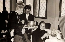 <p>El obispo Pildain sirviendo comida.</p>
