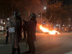 <p>Policías nacionales, durante los altercados de Barcelona en la noche del 15 de octubre.</p>
