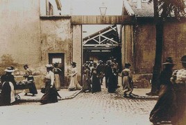 <p>Fotograma de 'La salida de la fábrica Lumière en Lyon' (1895).</p>
