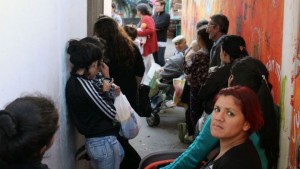 <p>Un grupo de personas esperan para recibir alimentos en el comedor San Cayetano, de Rosario.</p>
