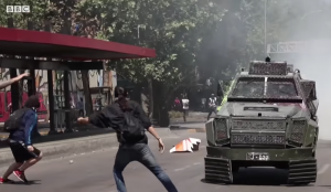 <p>Jóvenes protestan en las calles de Santiago de Chile.</p>