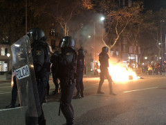 <p>Disturbios en Passeig de Gràcia, en Barcelona, la noche del 16 de octubre. </p>