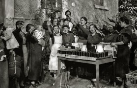 <p>Reparto de comida por mujeres de la Sección Femenina en Guipúzcoa en 1937.</p>