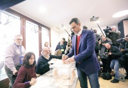 <p>Pedro Sánchez deposita su voto en el Centro Cultural Volturno de Pozuelo de Alarcón.</p>