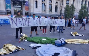 <p>Manifestantes del Movimiento Nadie Sin Hogar, tras la rueda de prensa convocada por el desalojo del Paseo del Prado, el 4 de octubre de 2019 en Cibeles.</p>