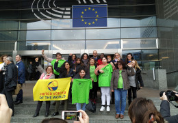 <p>Represenantes de las Kellys, la CNT de Marsella y United Voices of the World, a las puertas del Parlamento Europeo.</p>