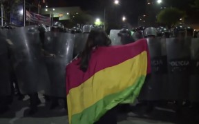 <p>Manifestante enfrentándose a la policía en las calles de Sucre, Bolivia. </p>