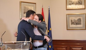 <p>Abrazo entre Pablo Iglesias y Pedro Sánchez, después de anunciar el preacuerdo para un Gobierno de coalición. </p>