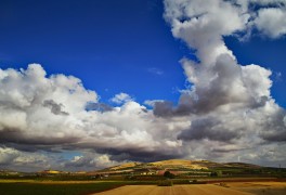 <p>Nubes que pasan. Foto tomada en un autobús en Castilla-La Mancha.</p>
