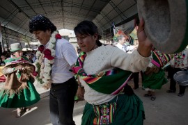 <p>Evo Morales baila una danza tradicional en la feria agrícola de Cliza (Cochabamba) en 2013.</p>