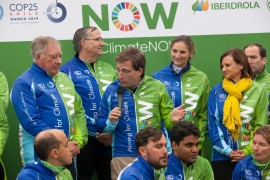 <p>José Luis Martínez-Almeida recibe a los participantes en la ruta Moving for Climate NOW, organizada con motivo de la Cumbre del Clima.</p>