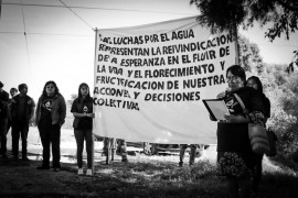 <p>Integrantes de la coordinadora 'Por un río Atoyac con Vida' cuentan sus historias a la delegación internacional del Toxitour</p>