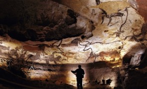 <p>Interior de la cueva de Lascaux, Francia.</p>