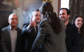 <p>Pablo Iglesias saluda a Iván Redondo, después de firmar un preacuerdo de gobierno con Pedro Sánchez.</p>