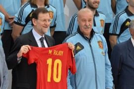 <p>Mariano Rajoy, entonces presidente del Gobierno, y Vicente del Bosque en una concentración de la selección española de fútbol masculino en junio de 2012.</p>