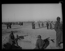 <p>Soldados senegaleses del ejército francés vigilan el campo de concentración de Agelès-sur-Mer. Foto: Philippe Gaussot.</p>