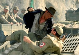<p>Indiana Jones agrediendo a un nazi.</p>