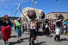 <p>Pastafaris sacan en procesión una escultura del Monstruo de Espagueti Volador durante la celebración del solsticio en Fremont, Seattle, en 2013.</p>