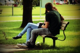 <p>Una pareja de jóvenes en un parque. </p>