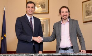 <p>Pedro Sánchez y Pablo Iglesias minutos antes de firmar el preacuerdo de Gobierno PSOE-UP.</p>