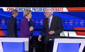 <p>Elizabeth Warren y Bernie Sanders confrontando después del debate demócrata este martes</p>