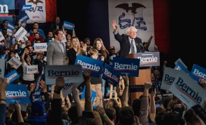 <p>El candidato demócrata Bernie Sanders se dirige a sus simpatizantes en Des Moines (Iowa) este lunes 3 de febrero.</p>