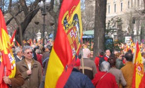 <p>Manifestante con la bandera franquista en una movilización convocada por el PP contra el Gobierno de José Luis Rodríguez Zapatero en 2007.</p>