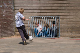 <p>Varios niños en el patio de un colegio.</p>