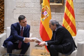 <p>El presidente del Gobierno, Pedro Sánchez, y el president de la Generalitat de Catalunya, Joaquim Torra, departen sobre libros antes del comienzo de su reunión.</p>