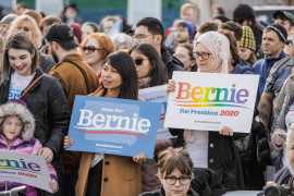 <p>Un grupo de mujeres muestra su apoyo a Sanders en Iowa durante las primarias demócratas.</p>