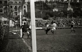<p>Partido entre el Athletic Club de Bilbao y la Real Sociedad en el campo de Atotxa en 1944.</p>