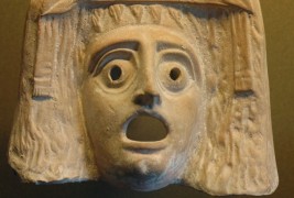 <p>Máscara de Dioniso conservada en el Louvre.</p>