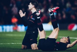 <p>Morata celebra su gol (2-3) junto a Llorente instantes antes del final del partido en Anfield.</p>