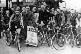 <p>Foto del Clarion Cycling Club antes de su marcha a Barcelona, en 1936.</p>
