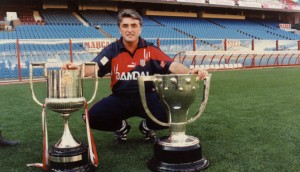 <p>Radomir Antic posa con los trofeos de Liga y Copa que ganó el Atlético en 1996 con él como técnico.</p>