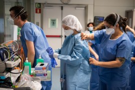 <p>Un grupo de sanitarios se prepara para atender a enfermos de Covid-19 en el Clínic de Barcelona.</p>