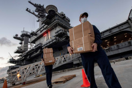 <p>Marineros del portaaviones USS Theodore Roosevelt llevan comida a la tripulación en cuarentena en hoteles de Guam</p>