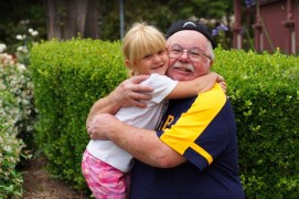 <p>Un abuelo con su nieta. </p>