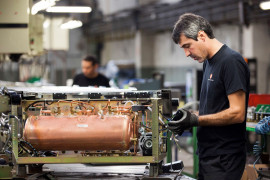 <p>Operario en la cadena de montaje de la fábrica de Quality Espresso, en la Zona Franca de Barcelona.</p>