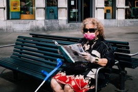 <p>Una mujer con mascarilla lee un periódico en Zúrich a finales de abril.</p>