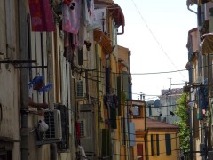 <p>Un hombre se asoma a la ventana en una de las calles del Barrio de Sant Jaume en Perpiñan (2010).</p>
