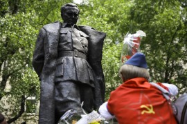 <p>Nostálgicos de Tito rinden homenaje a una estatua del mariscal el día de su cumpleaños en Sarajevo.</p>