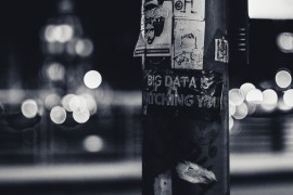 <p>Pegatina alertando de los riesgos del big data en una farola de Lyon.</p>